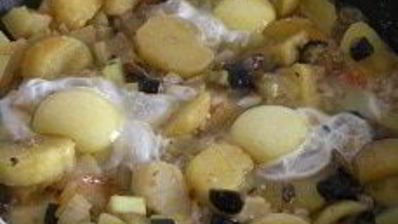 картофель с шампиньонами и яичницей-глазуньей