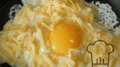 классическая яичница на завтрак