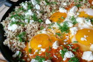 Шакшука с киноа и брынзой