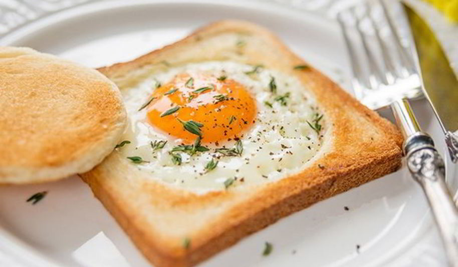 Рецепт сытной яичницы на тостах