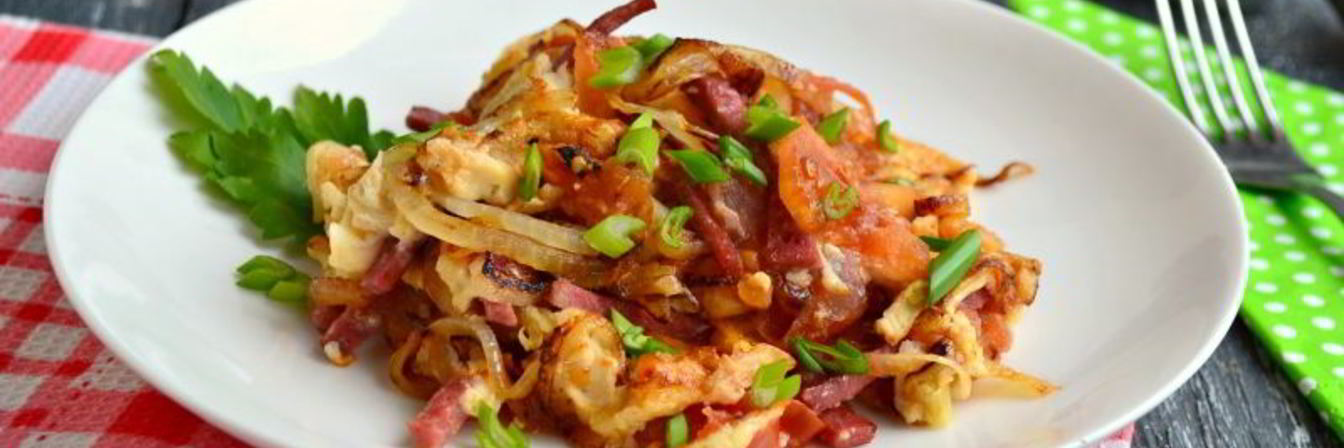 Яичница-болтунья с колбасой и помидорами