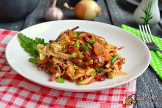 Яичница-болтунья с колбасой и помидорами