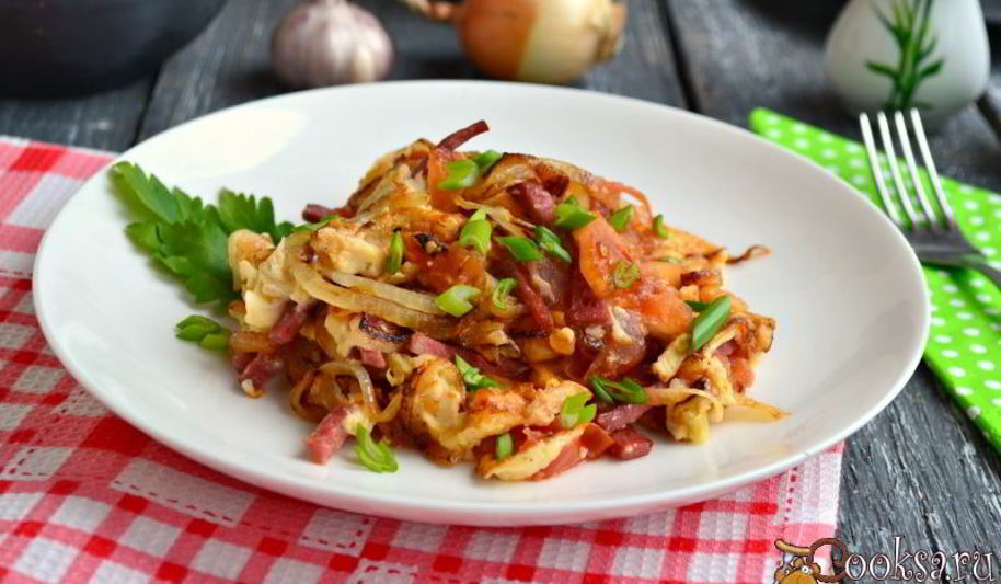 Рецепт яичницы-болтуньи с колбасой и помидорами