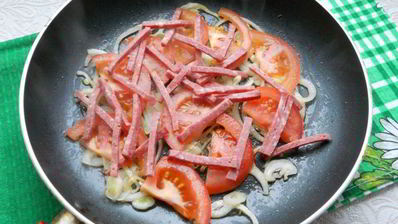 яичница-болтунья с колбасой и помидорами