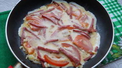 яичница-болтунья с колбасой и помидорами