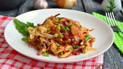 яичница-болтунья с колбасой и помидорами