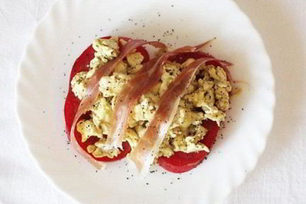 Яичница-болтунья с прошутто и песто