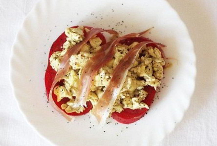 Яичница-болтунья с прошутто и песто