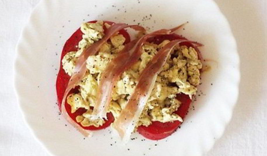 Рецепт яичницы-болтуньи с прошутто и песто