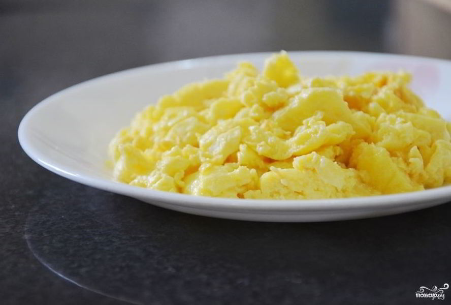 Яичница-болтунья с сыром