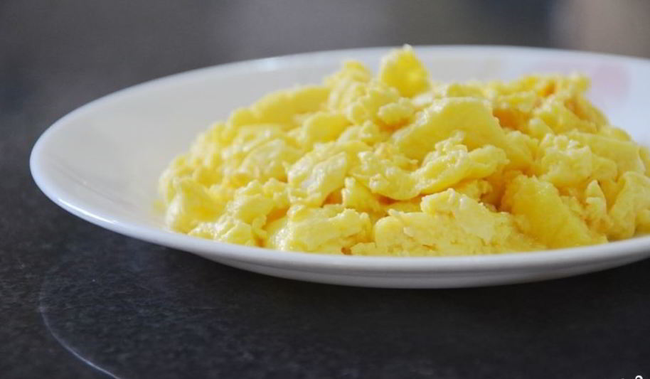 Рецепт яичницы-болтуньи с сыром