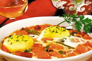 Яичница-глазунья с овощами