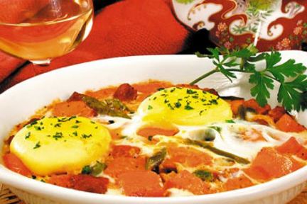 Яичница-глазунья с овощами