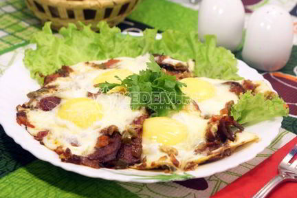 Яичница глазунья с помидорами и халапеньо