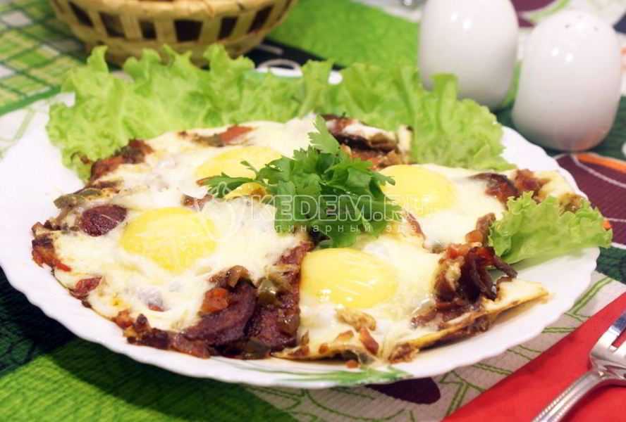 Яичница глазунья с помидорами и халапеньо