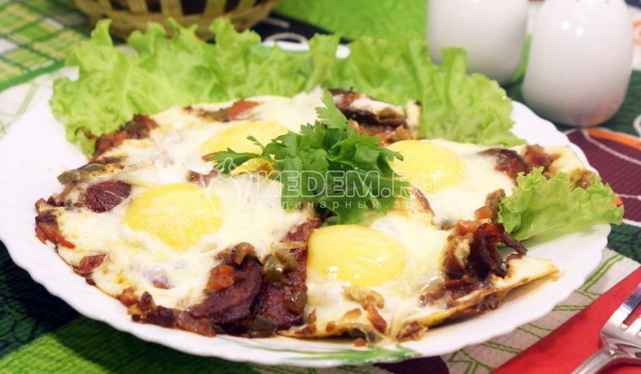 Рецепт яичницы глазунья с помидорами и халапеньо