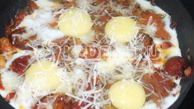 яичница глазунья с помидорами и халапеньо