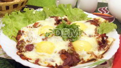 яичница глазунья с помидорами и халапеньо