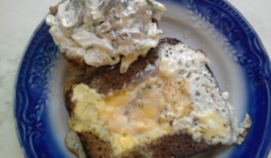 Рецепт яичницы и закуска из селедки