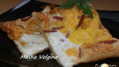 яичница на слоеном тесте