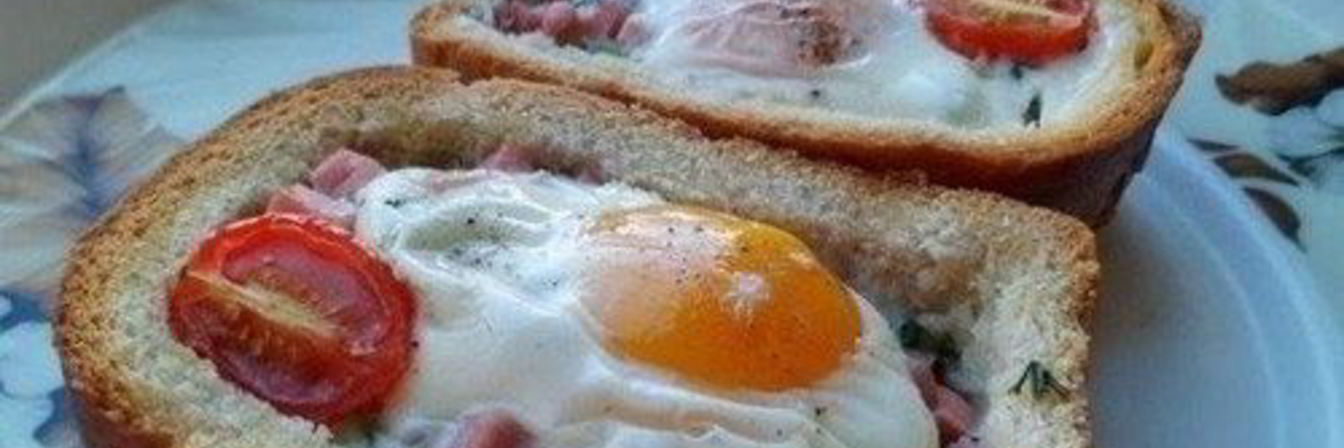Яичница с беконом и помидорами в хлебе