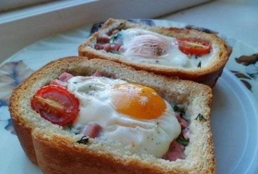 Яичница с беконом и помидорами в хлебе