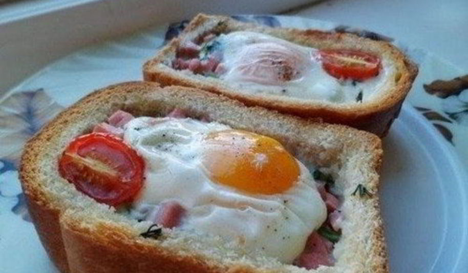 Рецепт яичницы с беконом и помидорами в хлебе