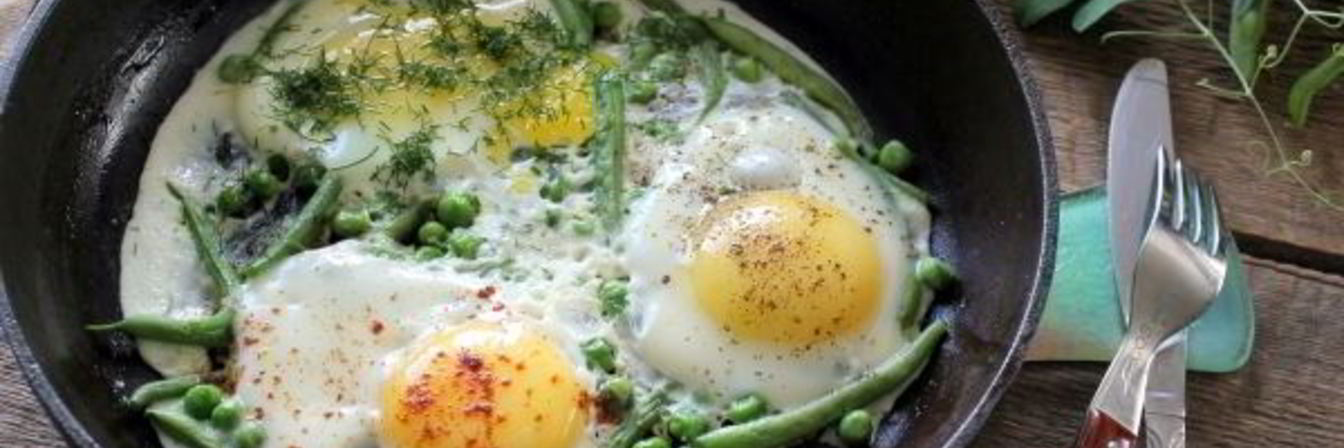 Яичница с горошком и стручковой фасолью