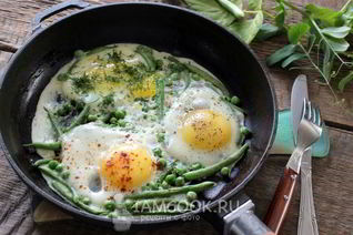 Яичница с горошком и стручковой фасолью
