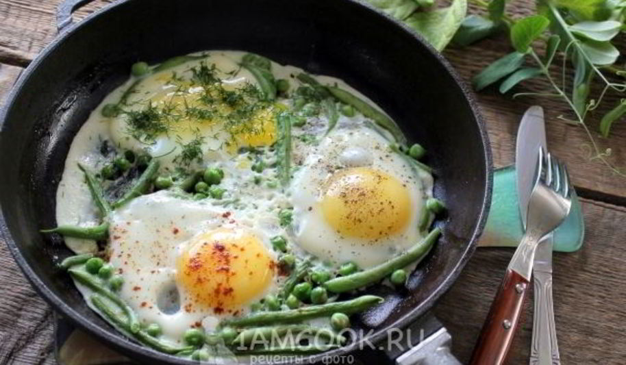 Рецепт яичницы с горошком и стручковой фасолью