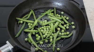 яичница с горошком и стручковой фасолью