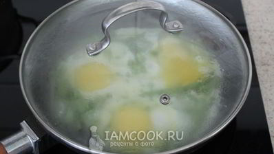 яичница с горошком и стручковой фасолью