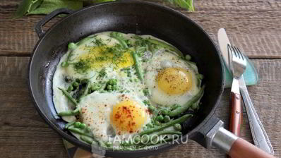 яичница с горошком и стручковой фасолью