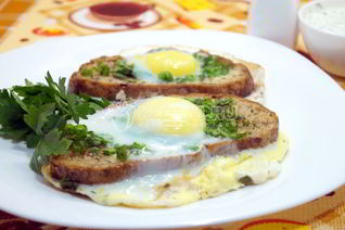 Яичница с гренками и зеленью