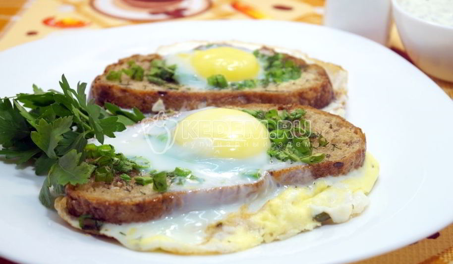 Рецепт яичницы с гренками и зеленью