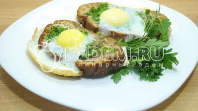 яичница с гренками и зеленью