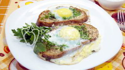 яичница с гренками и зеленью