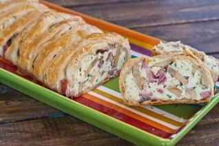 Яичница с грибами и колбасой в слоеном тесте