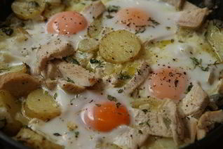 Яичница с индейкой, картофелем и травами