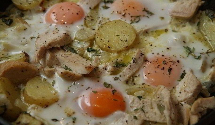 Рецепт яичницы с индейкой, картофелем и травами