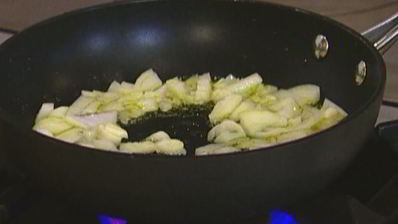 яичница с индейкой, картофелем и травами