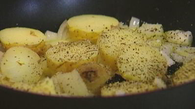 яичница с индейкой, картофелем и травами