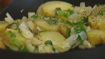 яичница с индейкой, картофелем и травами