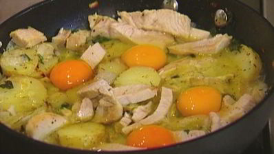 яичница с индейкой, картофелем и травами