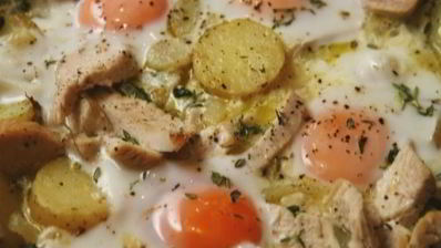 яичница с индейкой, картофелем и травами