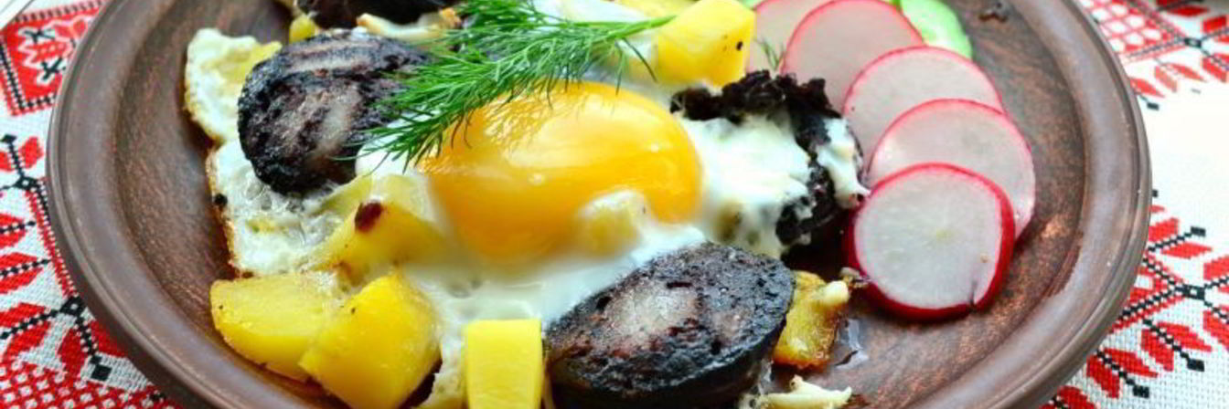 Яичница с картофелем и кровяной колбасой