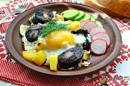 Яичница с картофелем и кровяной колбасой