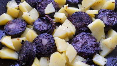 яичница с картофелем и кровяной колбасой