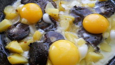яичница с картофелем и кровяной колбасой