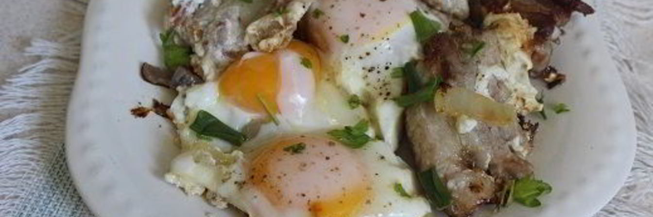 Яичница с луком и грудинкой
